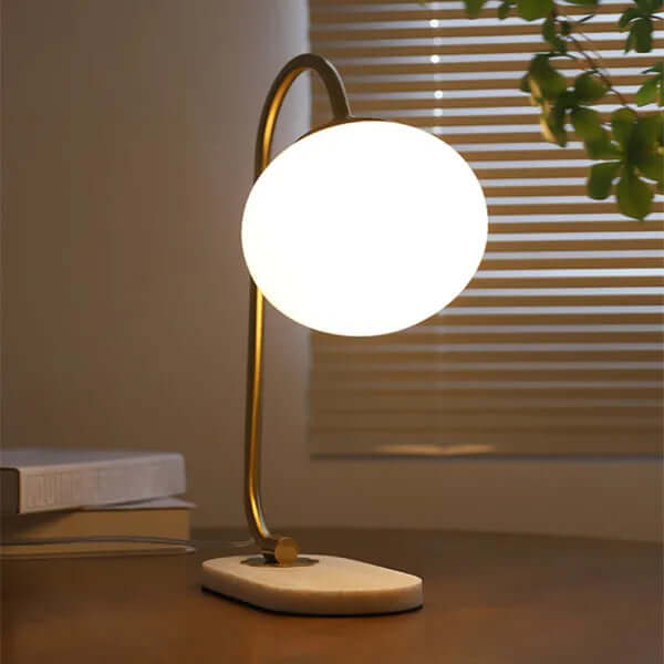 Elegante lámpara de sobremesa de cristal y metal - Ambiente acogedor