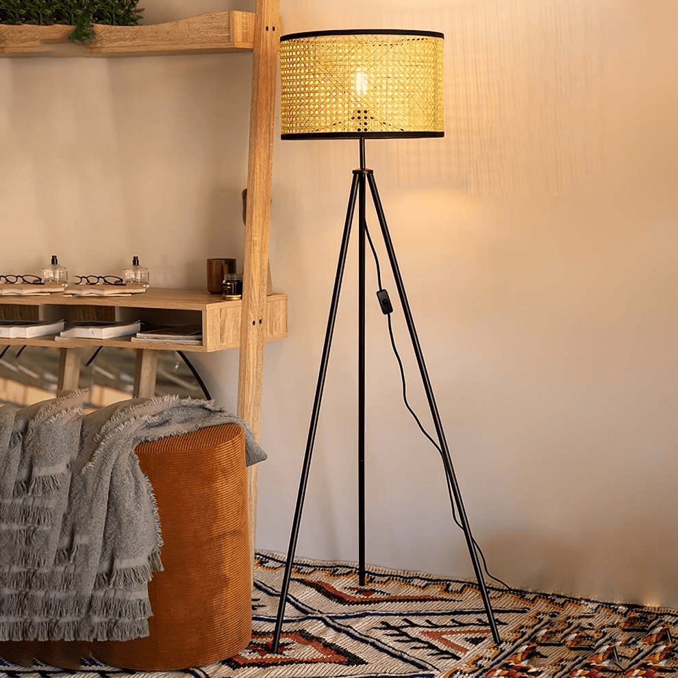 Elegante lámpara de pie de ratán - Diseño moderno