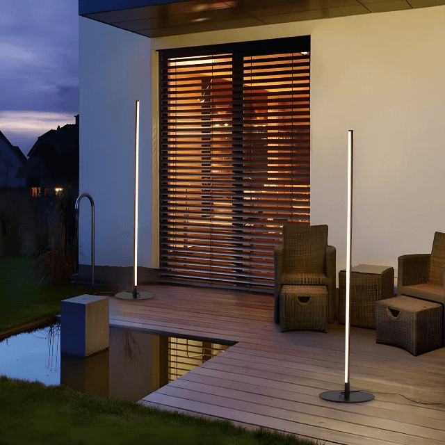 Elegante lámpara solar de pie para exteriores