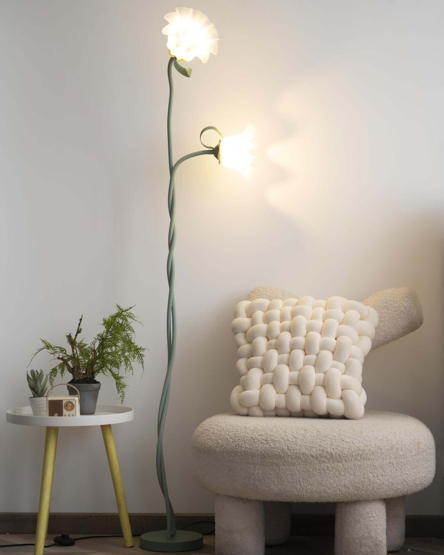 Elegante lámpara de pie con diseño floral