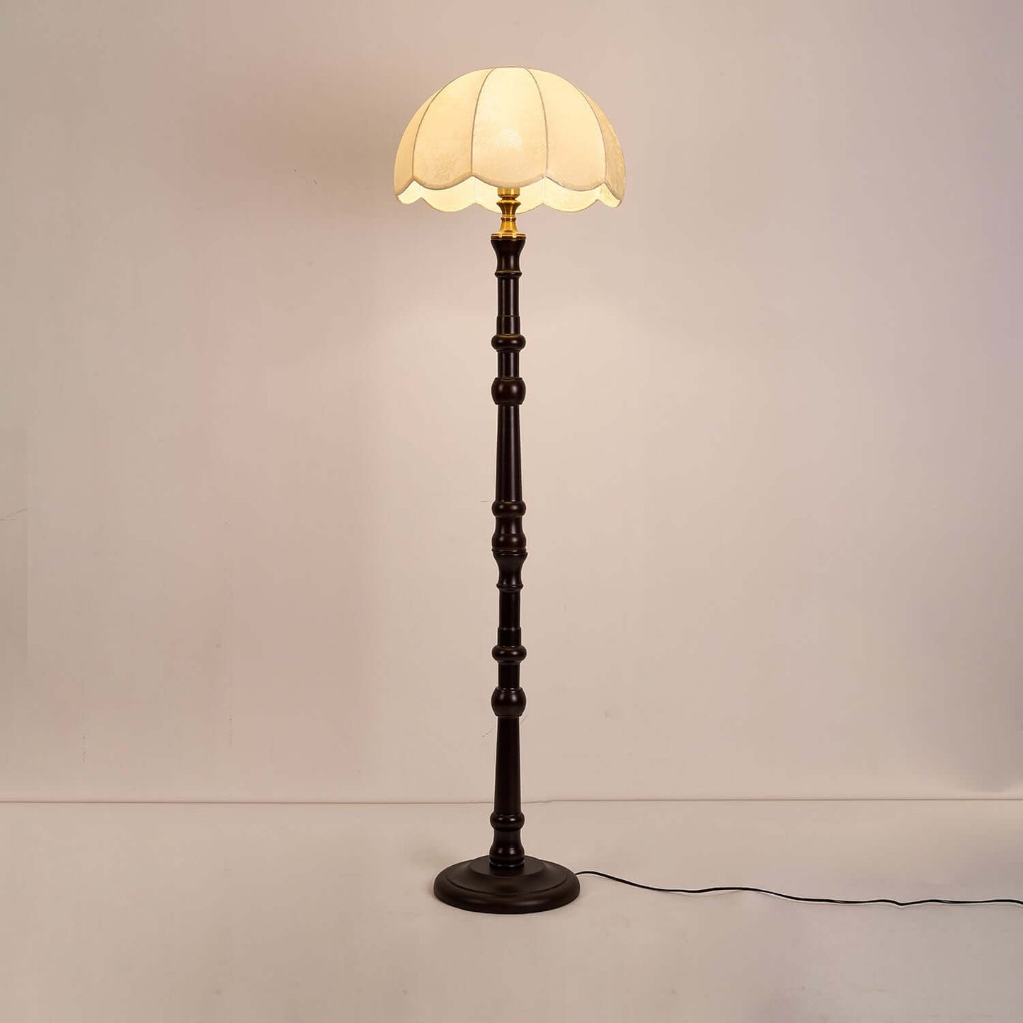 Elegante lámpara de pie de madera - Diseño atemporal