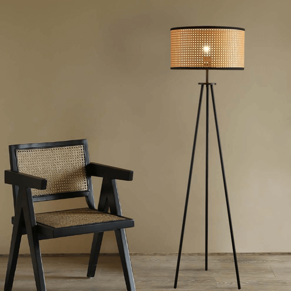 Elegante lámpara de pie de ratán - Diseño moderno