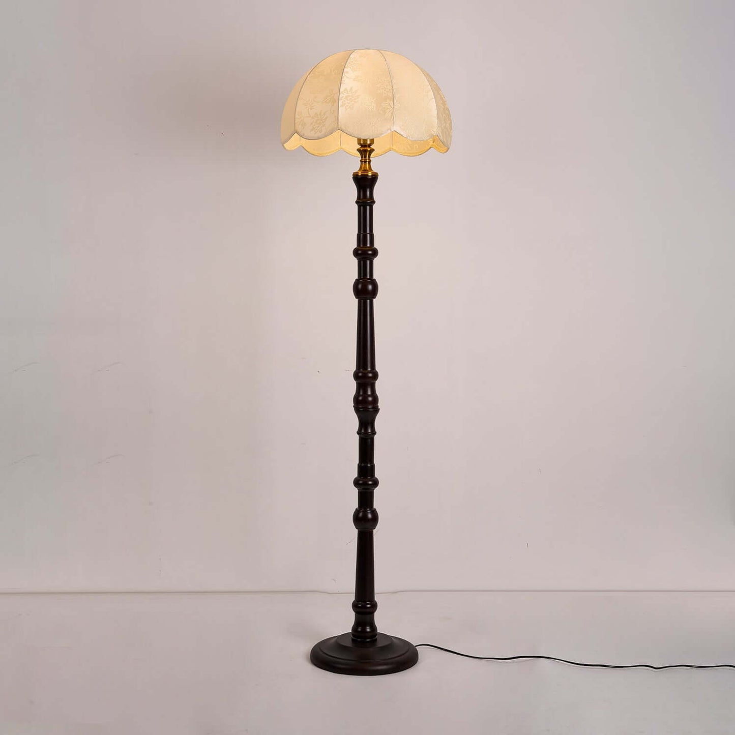 Elegante lámpara de pie de madera - Diseño atemporal