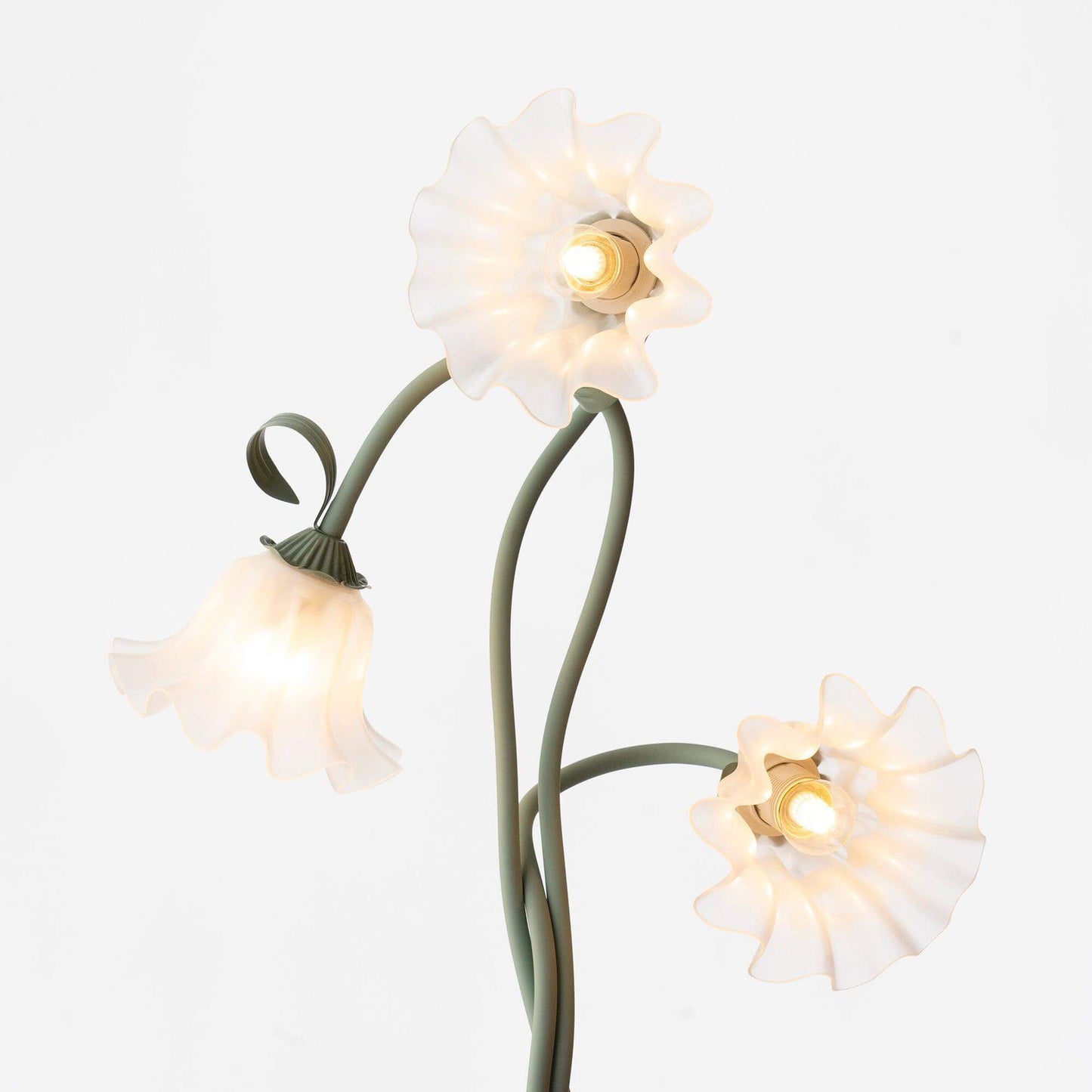 Elegante lámpara de pie con diseño floral
