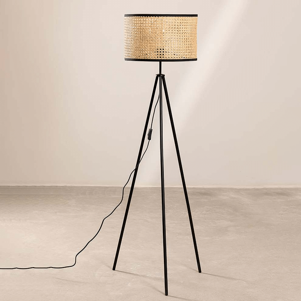 Elegante lámpara de pie de ratán - Diseño moderno