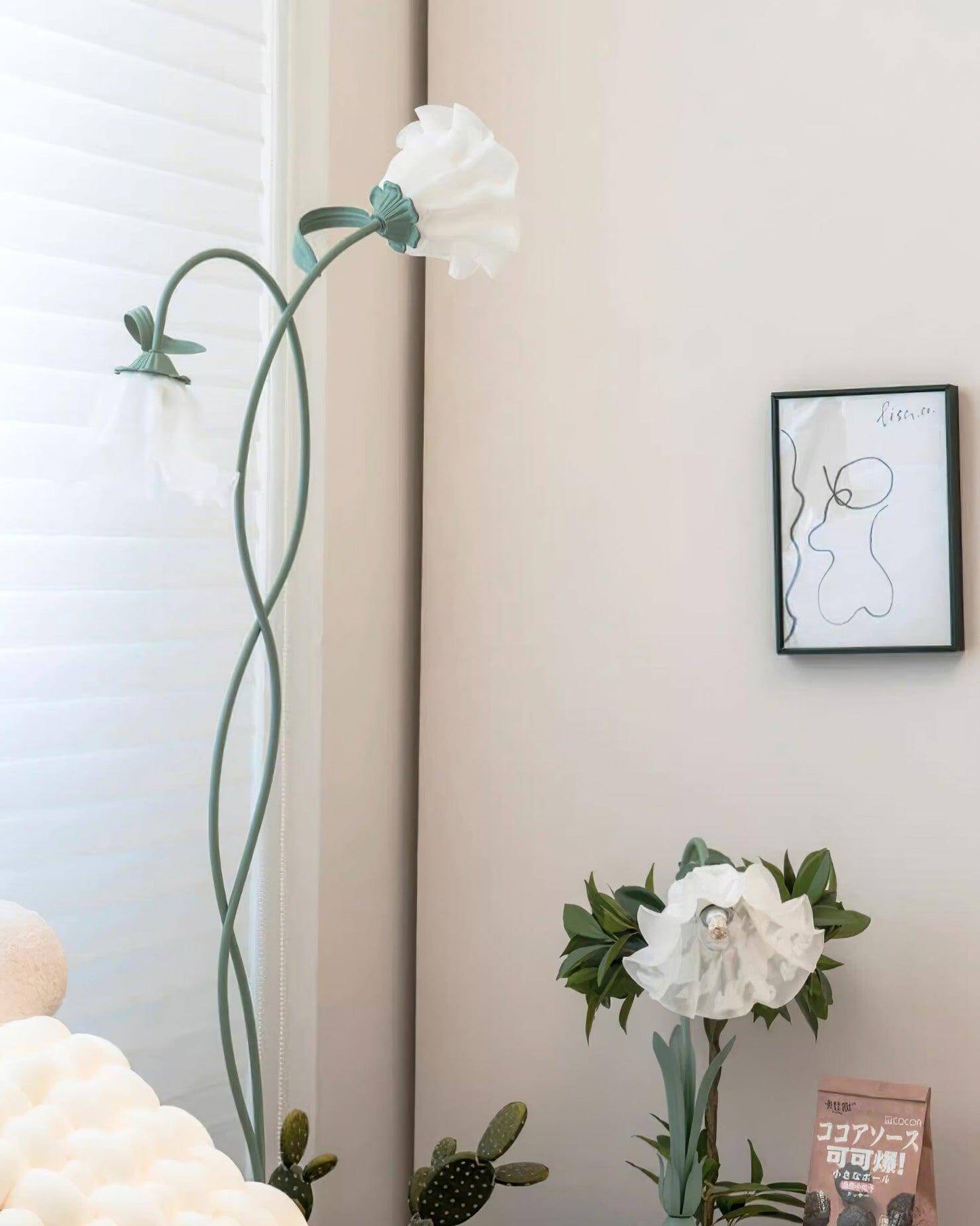 Elegante lámpara de pie con diseño floral