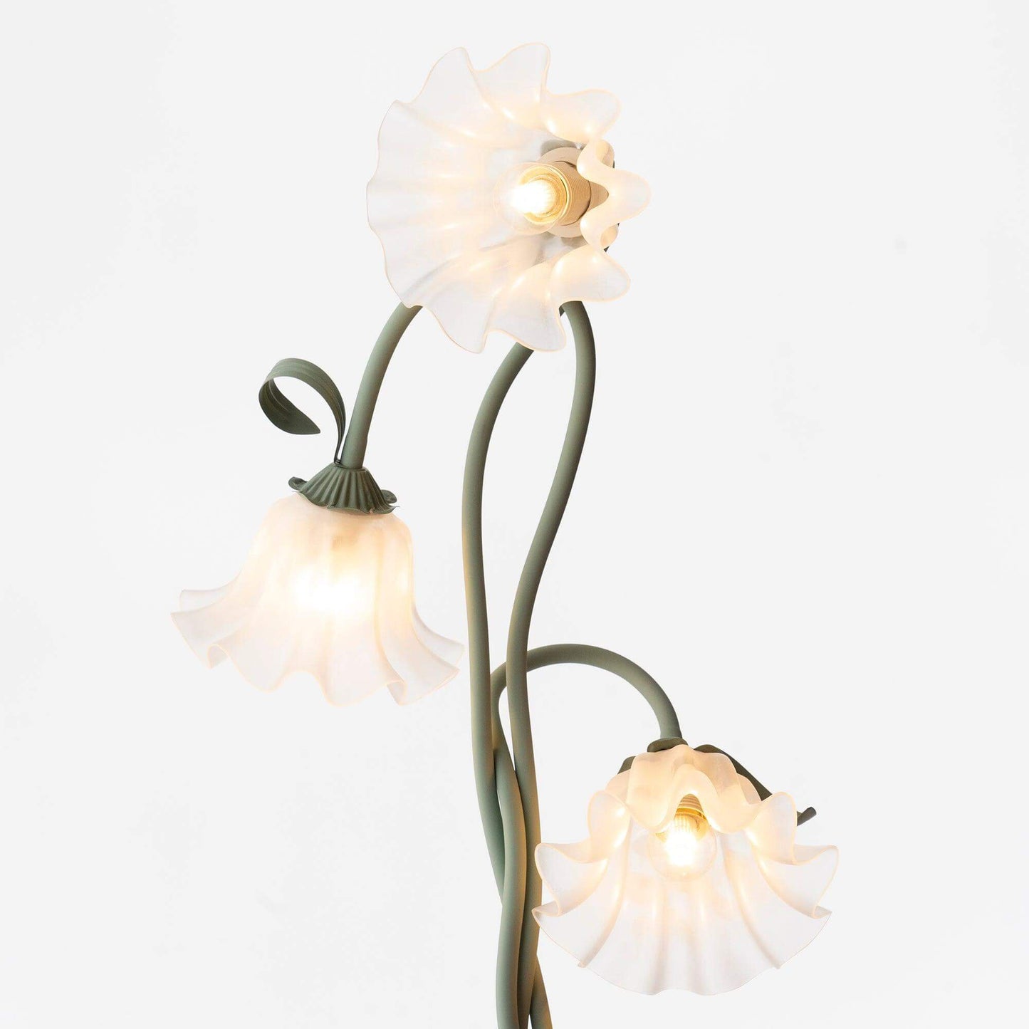 Elegante lámpara de pie con diseño floral