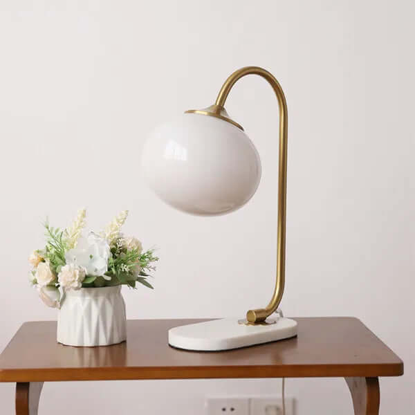 Elegante lámpara de sobremesa de cristal y metal - Ambiente acogedor