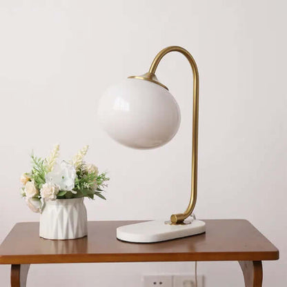 Elegante lámpara de sobremesa de cristal y metal - Ambiente acogedor