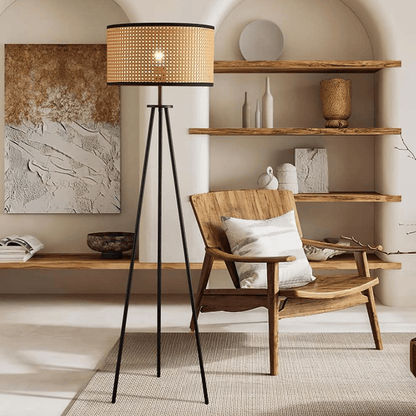 Elegante lámpara de pie de ratán - Diseño moderno
