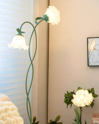 Elegante lámpara de pie con diseño floral
