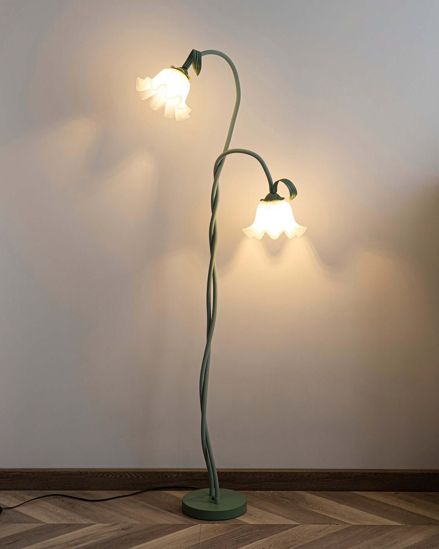 Elegante lámpara de pie con diseño floral