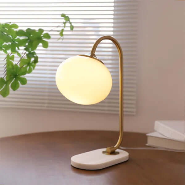 Elegante lámpara de sobremesa de cristal y metal - Ambiente acogedor