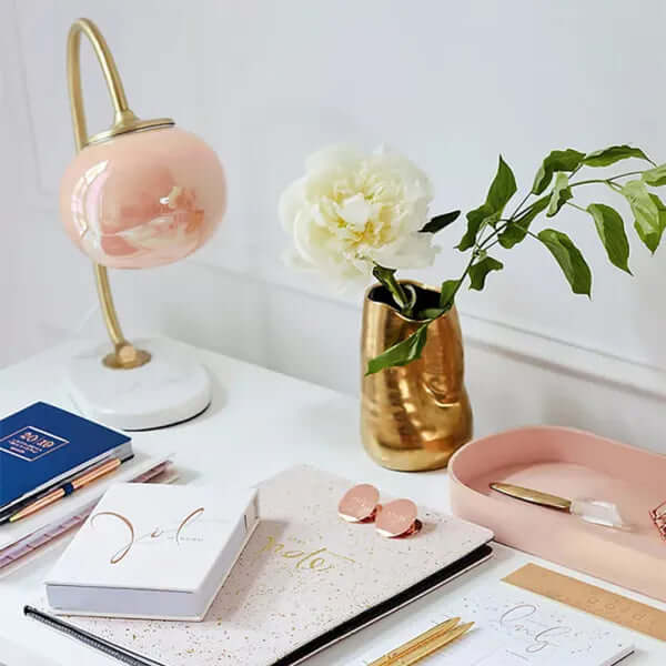 Elegante lámpara de sobremesa de cristal y metal - Ambiente acogedor