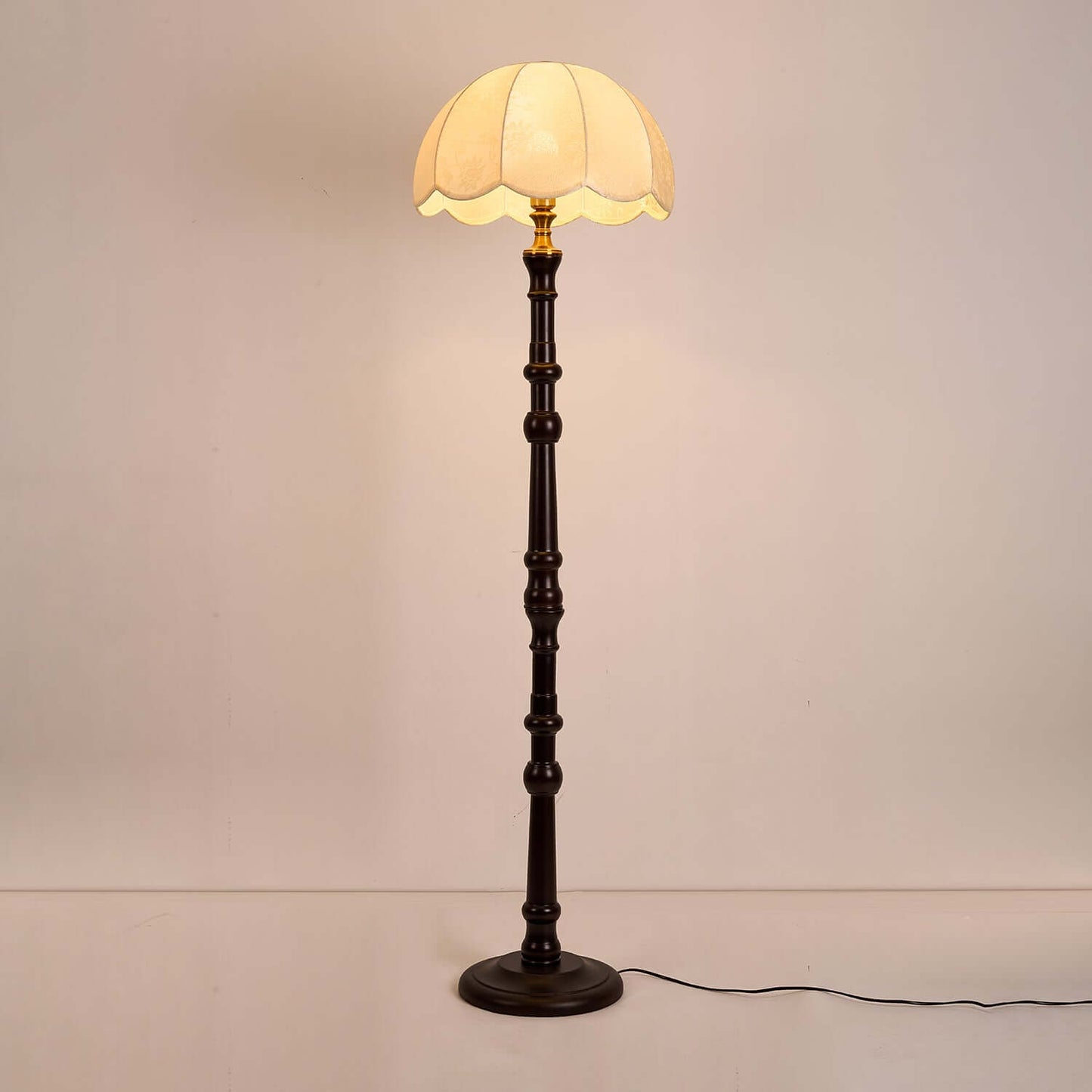 Elegante lámpara de pie de madera - Diseño atemporal