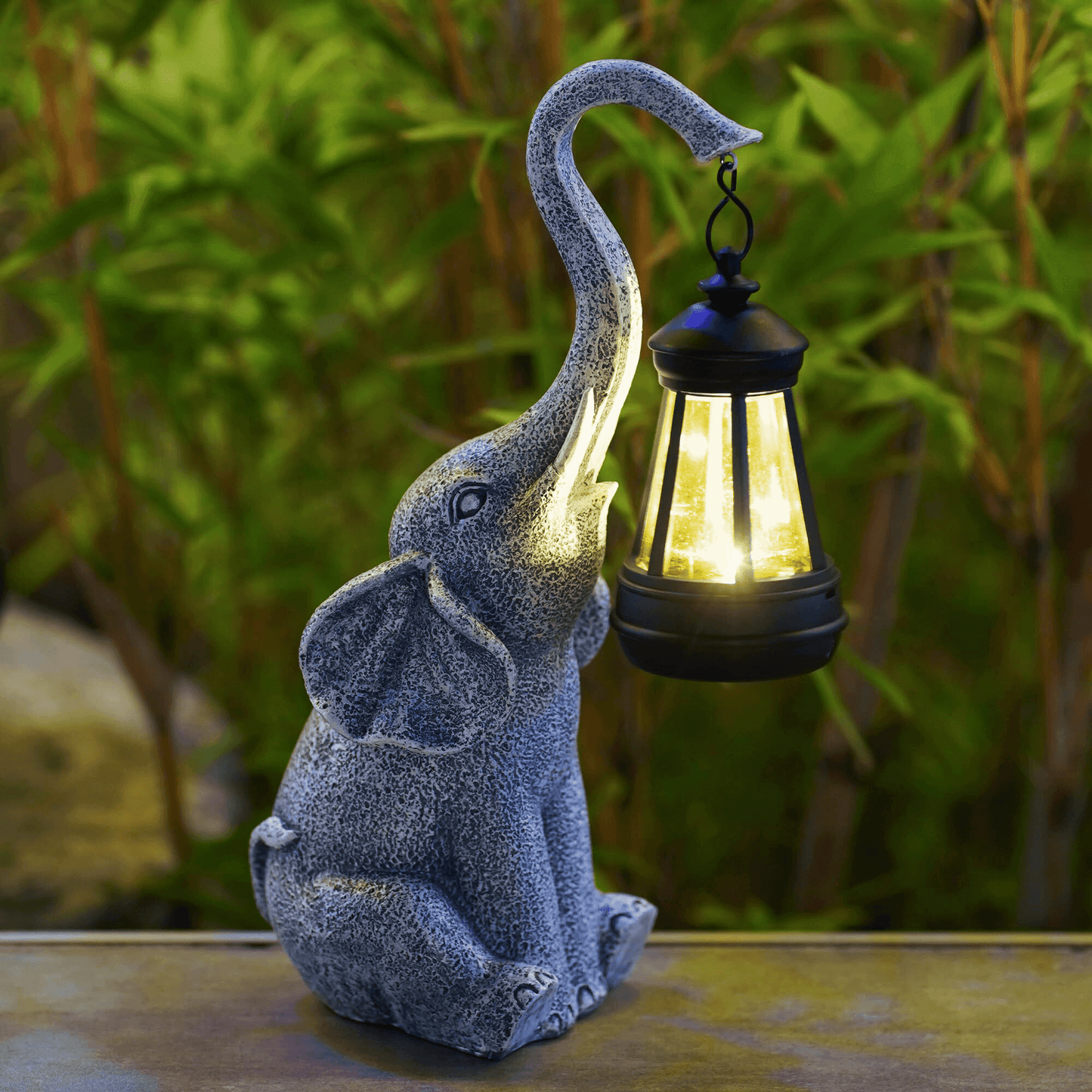 Elegante lámpara elefante de jardín con célula solar