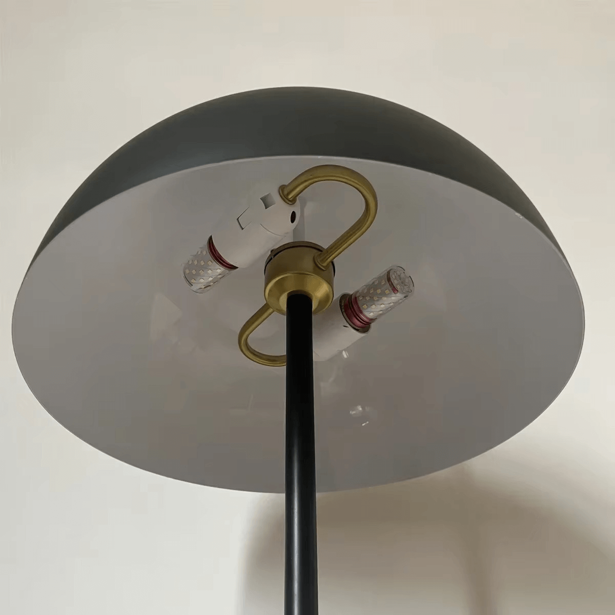 Lámpara de pie minimalista para hogares modernos