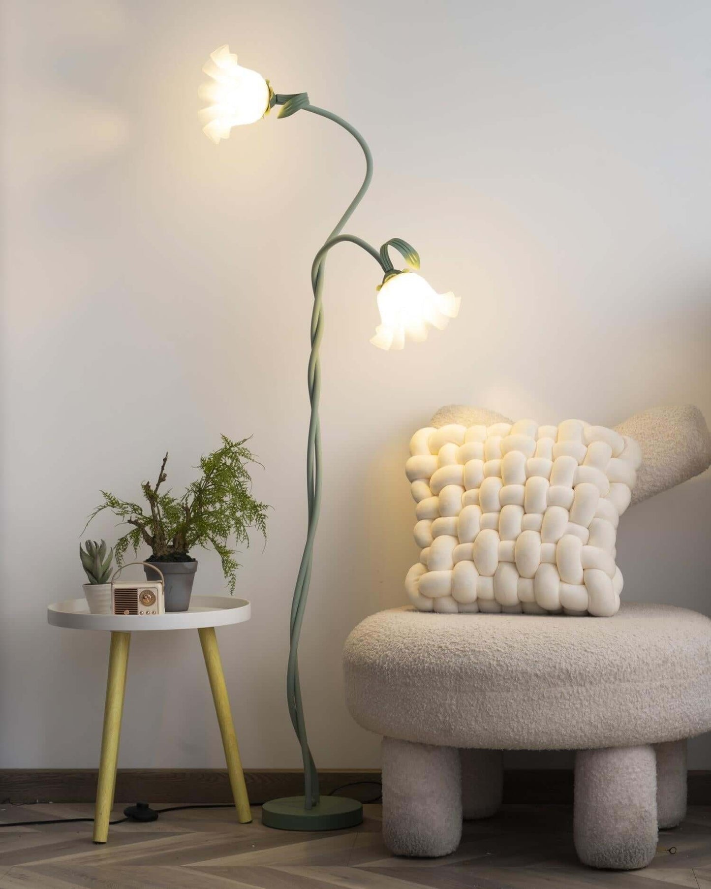 Elegante lámpara de pie con diseño floral
