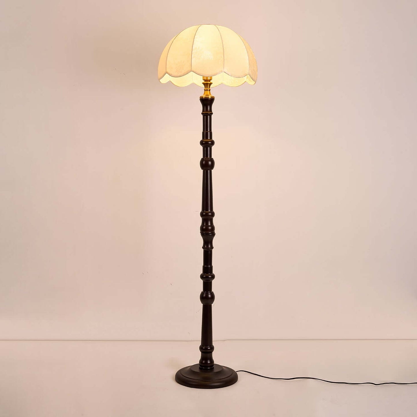 Elegante lámpara de pie de madera - Diseño atemporal