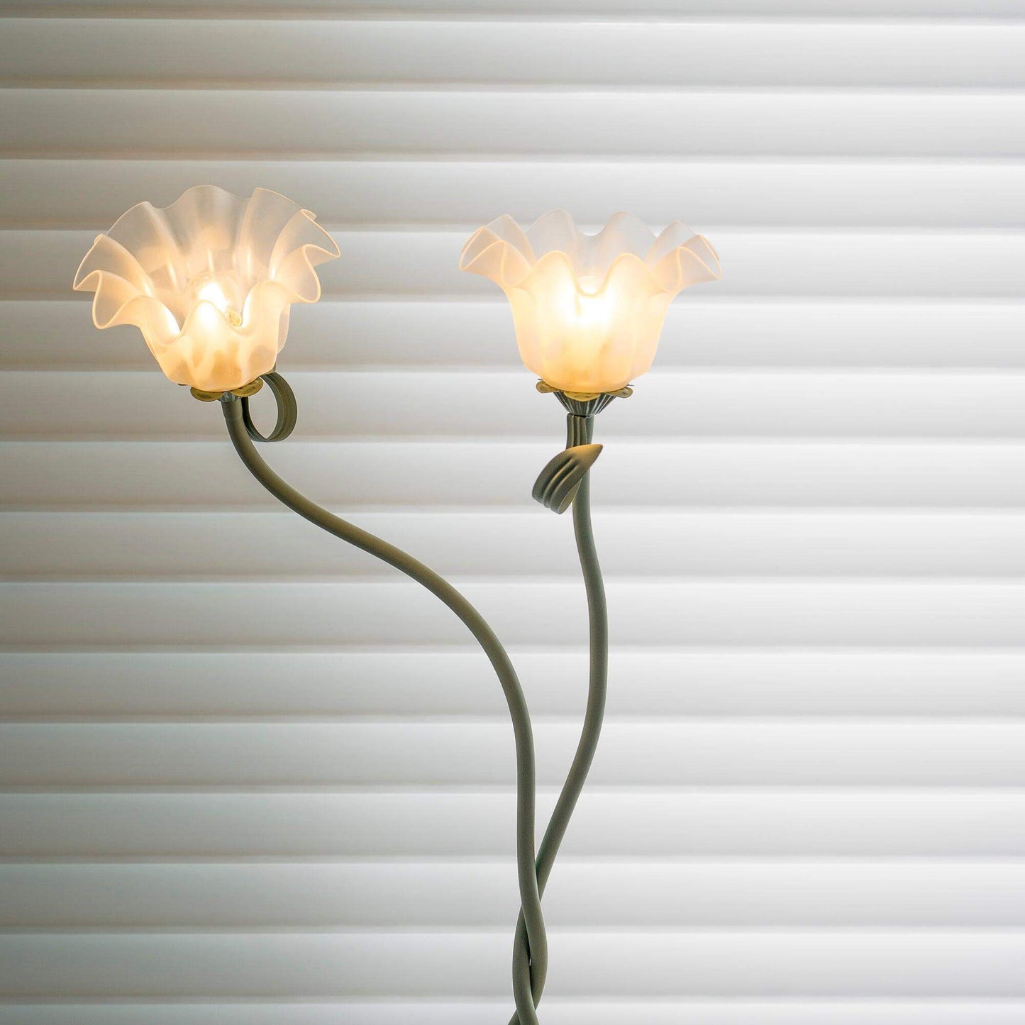 Elegante lámpara de pie con diseño floral