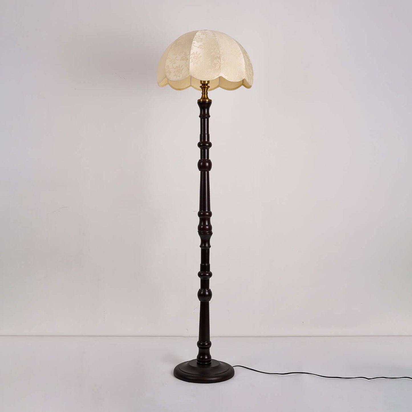 Elegante lámpara de pie de madera - Diseño atemporal