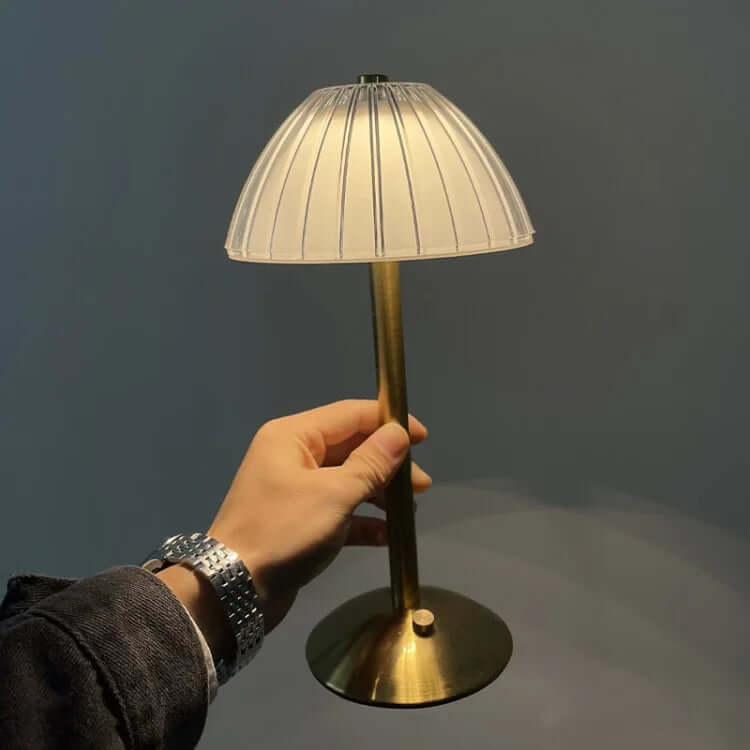Elegante lámpara de sobremesa inalámbrica de metal cristalizado