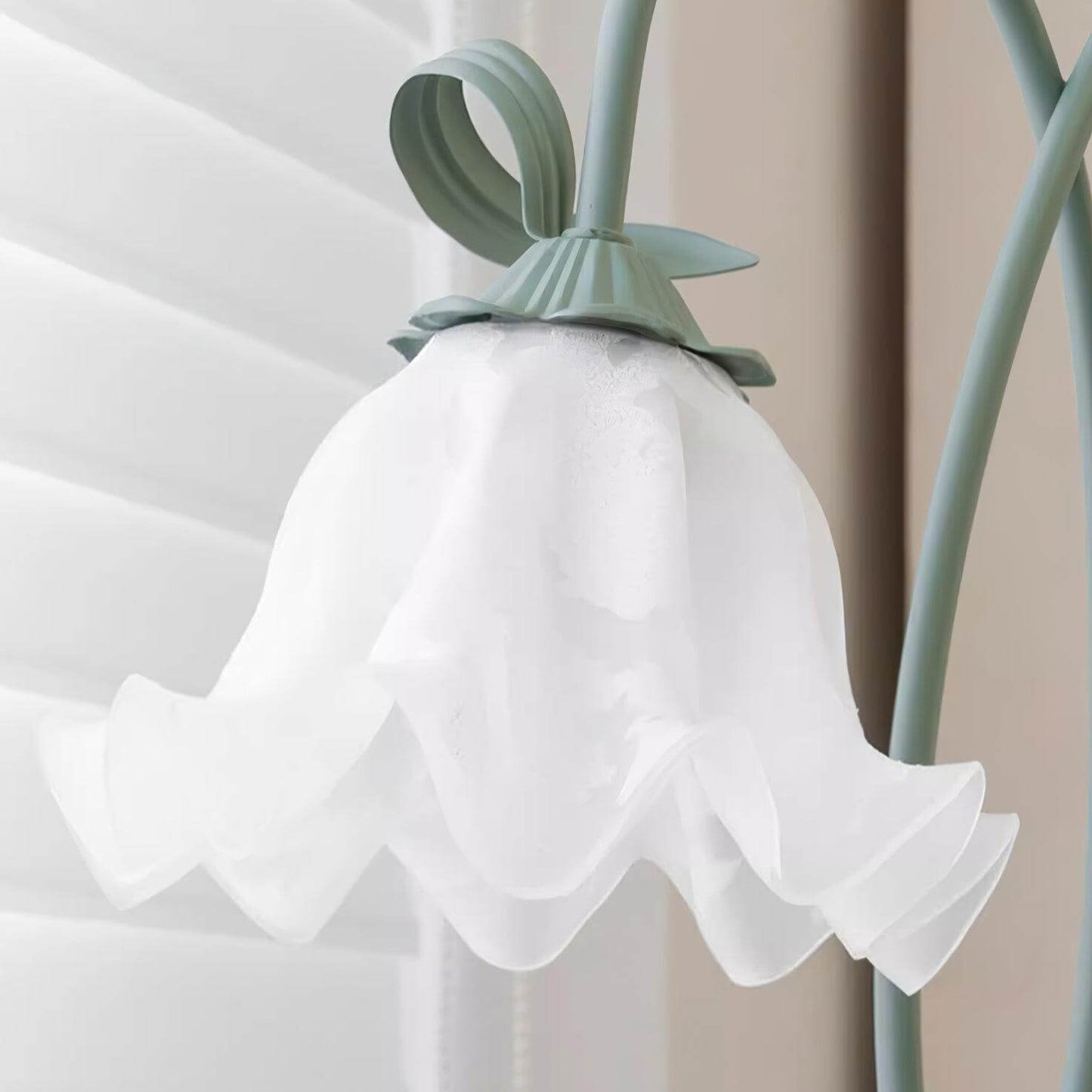 Elegante lámpara de pie con diseño floral