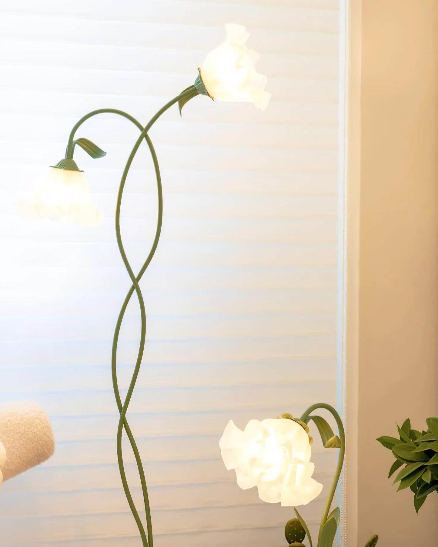 Elegante lámpara de pie con diseño floral