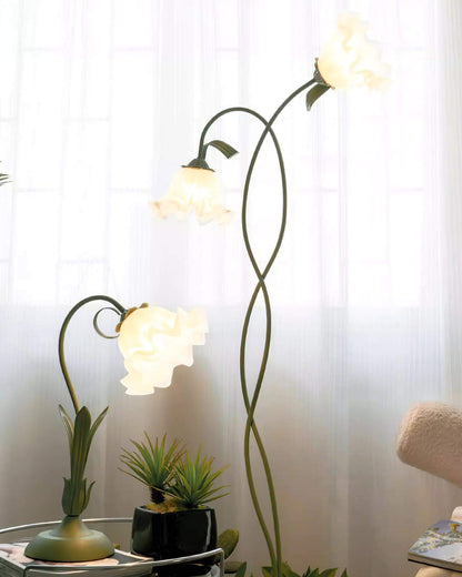 Elegante lámpara de pie con diseño floral